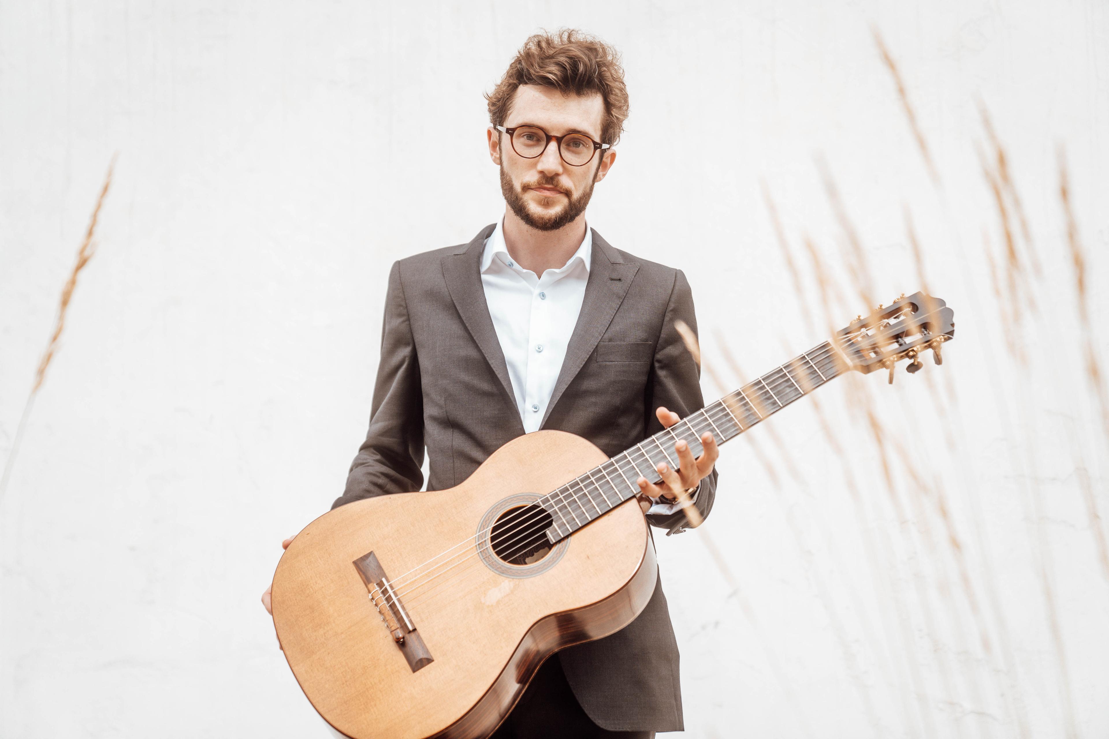 Collin Holloway performing